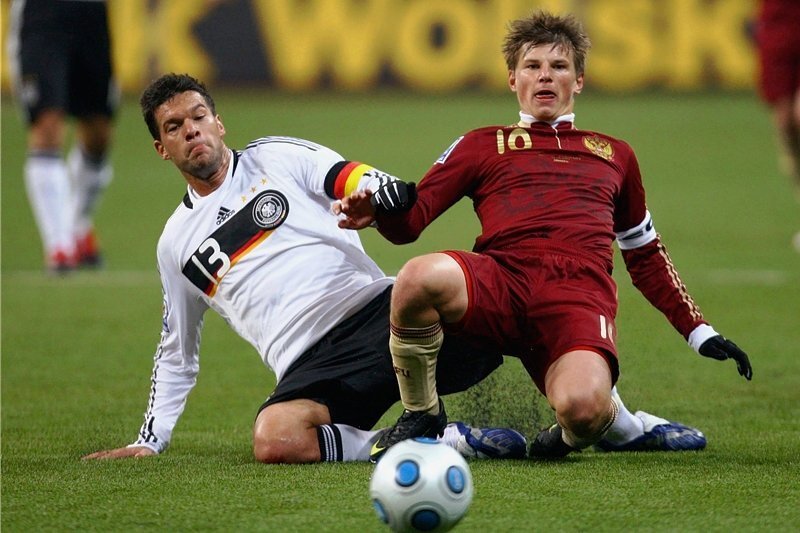 WM-Qualifikationsspiel am 10. Oktober 2009 in Moskau: Der deutsche Kapitän Michael Ballack (links) bremst Russlands Dribbel-Ass Andrej Arschawin. Die DFB-Elf gewann dank eines Treffers von Miroslav Klose mit 1:0 und buchte damit das Ticket für Südafrika.