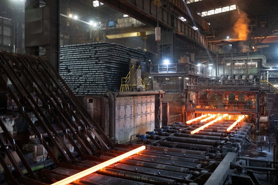 Sachsen und Thüringen: Treffen wegen Stahlindustrie - Stahlknüppel werden in einer Stranggussanlage der Elbe-Stahlwerke Feralpi geformt.