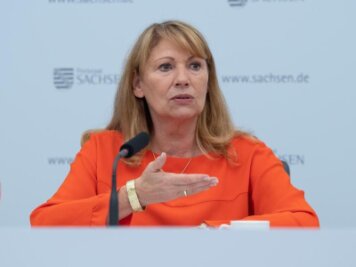 Petra Köpping (SPD), Sozialministerin von Sachsen, spricht zur Presse.