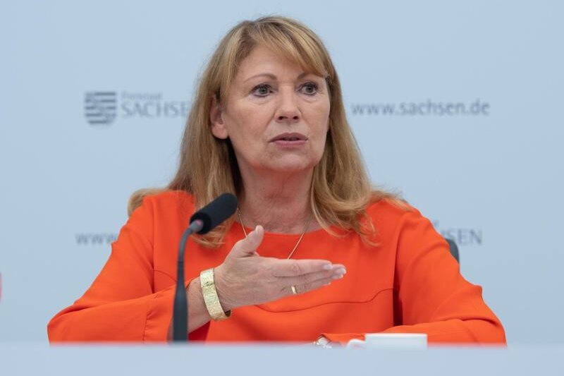 Petra Köpping (SPD), Sozialministerin von Sachsen, spricht zur Presse.