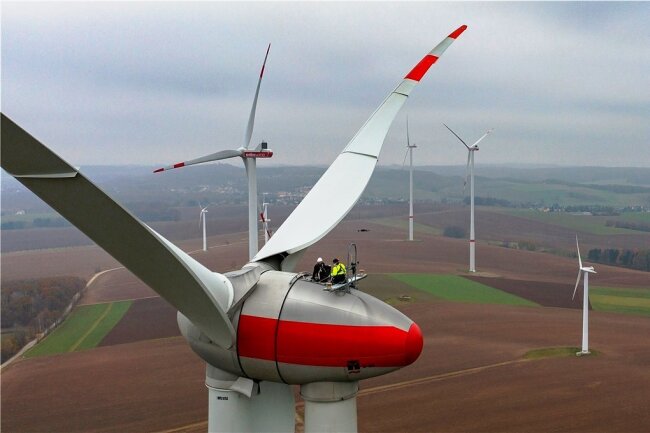 Start der Kampagne "Energieland Sachsen. Gemeinsam erneuern": Sachsens Energieminister Wolfram Günther(Grüne, links) besichtigte am Montag eine Windkraftanlage in Bernsdorf bei Hohenstein-Ernstthal. 