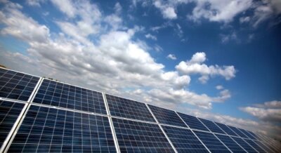 Sachsen will Solarparks auf Acker- und Grünland fördern - Eigentümer von Acker- und Grünland in Sachsen sollen künftig Subventionen für die Errichtung von Solarparks erhalten, wenn ihre Flächen in landwirtschaftlich benachteiligten Gebieten liegen.