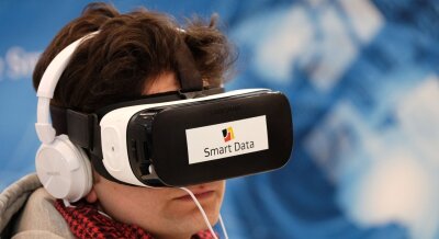 Sachsen zeigt Innovationskraft von Silicon Saxony in Hannover - Mit einer 3-D-Brille beobachtet ein Messebesucher die virtuelle Umgebung. Mit dem Technologieprogramm "Smart Data" können Massendaten wie Geschäftsabläufe und Entscheidungsprozesse schneller umgesetzt werden. In der Softwarebranche arbeiten in Sachsen 21.000 Menschen.