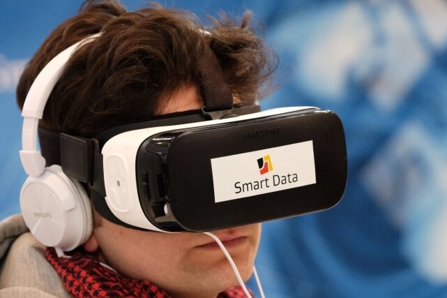 Sachsen zeigt Innovationskraft von Silicon Saxony in Hannover - Mit einer 3-D-Brille beobachtet ein Messebesucher die virtuelle Umgebung. Mit dem Technologieprogramm "Smart Data" können Massendaten wie Geschäftsabläufe und Entscheidungsprozesse schneller umgesetzt werden. In der Softwarebranche arbeiten in Sachsen 21.000 Menschen.