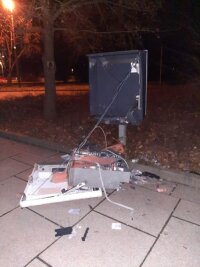 Sachsenallee in Glauchau: Täter sprengen Zigarettenautomat - 