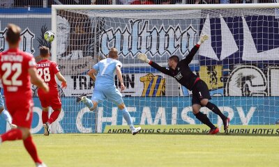 Sachsenderby: Chemnitzer FC besiegt FSV Zwickau 1:0 - Frahn köpft zum 1:0-Siegtreffer ein, Dennis Grote (Nummer 7) verfolgt, wie der Ball ins Tor fliegt.