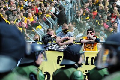 Sachsenderby gegen Dresden: Aue erwartet mehr als 12.000 Fans - Fans von Dynamo Dresden werden im Erzgebirgsstadion Aue von der Polizei überwacht.
