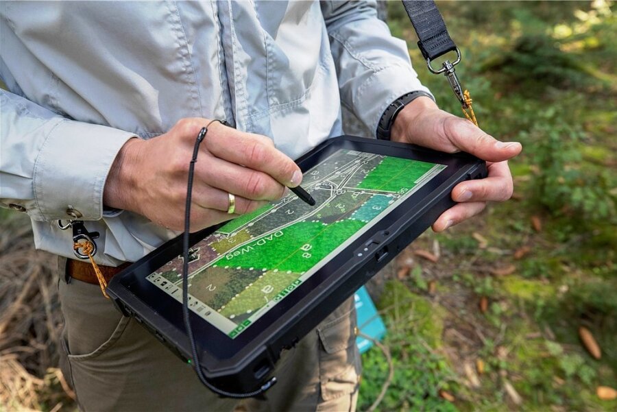 Per Tablet und App werden die Schäden vor Ort aufgenommen. Erstmals werden alle Daten komplett digital erfasst. Bis Mai 2022 müssen die Forstexperten rund 120.000 Bäume unter die Lupe nehmen. 