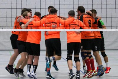 Sachsenklasse-Volleyballer von Union Milkau gewinnen das Derby beim VV Freiberg - Erfolgreich und hüpfend in die Weihnachtspause: Die Männer von Union Milkau gewinnen ihr letztes Spiel des Jahres in Freiberg.