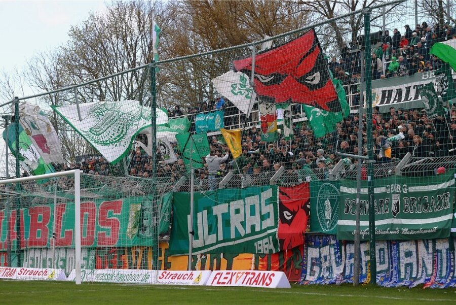 Die BSG Chemie Leipzig ist für ihre treuen Fans bekannt. Mehr als 5000 von ihnen wollten zum Pokalfinale nach Chemnitz kommen, der Verein wollte 3000 Tickets für sie haben. Doch aus Sicherheitsgründen stellt der Chemnitzer FC nur 1800 Karten zur Verfügung - das sorgt für Ärger.