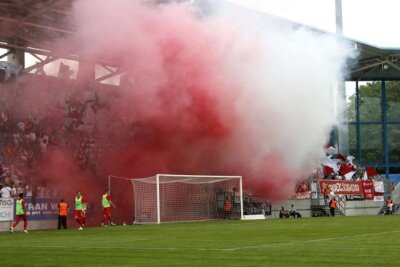Sachsenpokal-Finale: CFC und FSV zu Geldstrafen verurteilt - Rauch im FSV-Fanlager. Auch bei den Chemnitzer Fans wurde Pyrotechnik eingesetzt.
