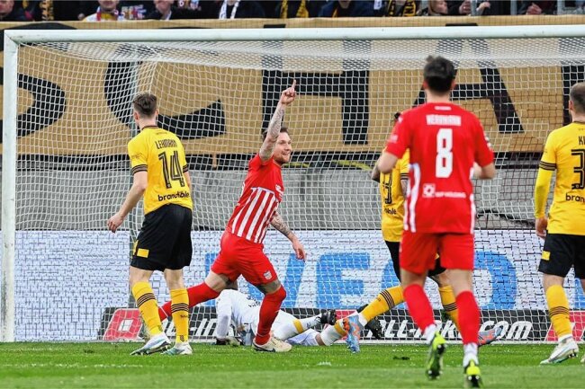 Sachsenpokal: FSV Zwickau steht nach Sieg gegen Dresden im Halbfinale - Jan Löhmannsröben traf bereits in der neunten Spielminute zum entscheidenden Treffer des Spiels. Per Kopf ließ er die Schwäne jubeln.