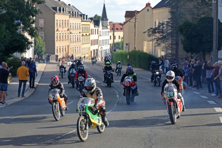Sachsenring Classic: Fast wie früher - Beim Rahmenprogramm der Sachsenring Classic ging es über die alte Strecke auf den Altmarkt in Hohenstein-Ernstthal. 