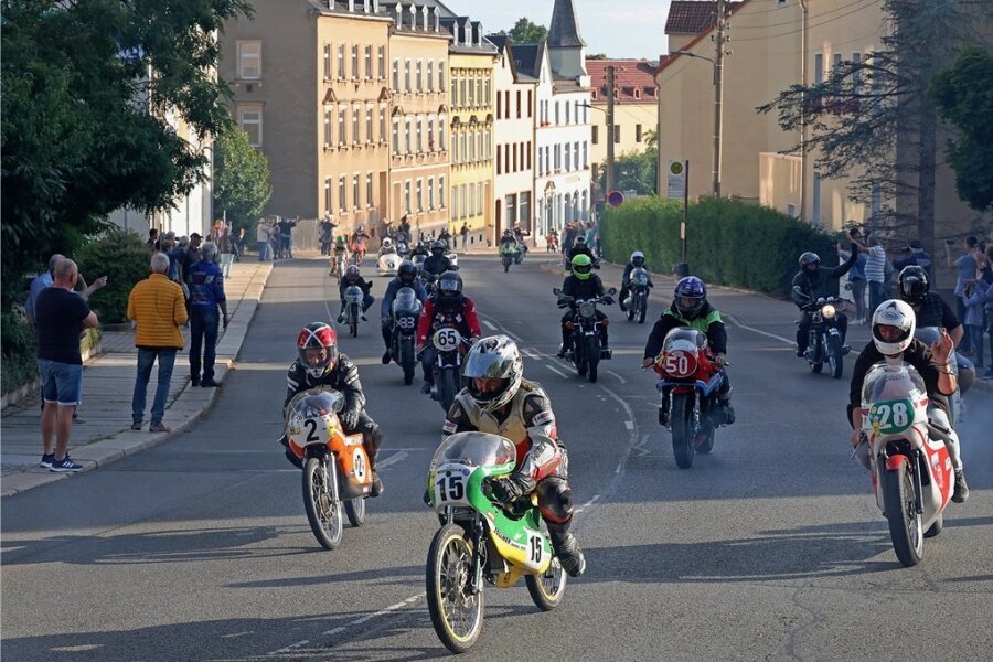 Beim Rahmenprogramm der Sachsenring Classic am Samstagabend ging es vom neuen Ring über die alte Strecke auf den Altmarkt in Hohenstein-Ernstthal.