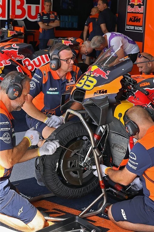 Bei trockener Piste setzen die Piloten - hier das Bike von KTM-Fahrer Brad Binder - auf Scheibenbremsen aus Carbon. 