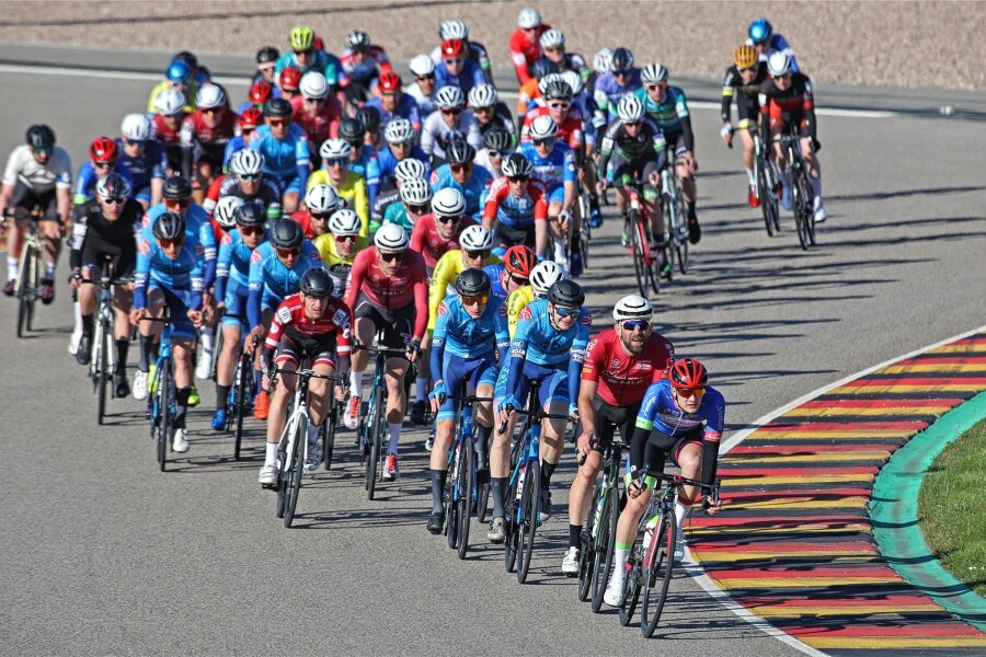 Sachsenring eröffnet Straßenradsportjahr 2024 im Freistaat - Das Feld der Elite beim Sachsenringradrennen 2022.