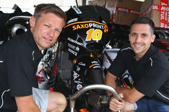 Sachsenring-Grand-Prix: Podestplätze sind die Messlatte - Dirk Heidolf (links), Teamchef vom Moto3-Team Saxoprint, bereitet sich mit seinem Fahrer Alexis Masbou auf den Grand Prix vor.