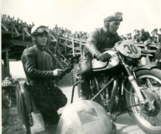 Sachsenring, Heimat der Seitenwagen - Das Karl-Marx-Städter Gespann Fritz Bagge (r.) und Kurt Schönherr stand in den 1950er-Jahren am Sachsenring mehrfach auf dem Podium. Am Wochenende dreht das Duo wieder seine Runden.