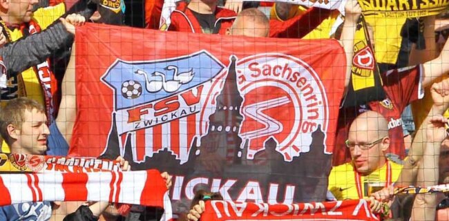 Zwickauer und Dresdner Fans bei einem Spiel vor einigen Jahren im Stadion. Die Fahne der Zwickauer Anhänger zeigt, dass der alte Vereinsname Sachsenring Zwickau noch längst nicht in Vergessenheit geraten ist. 