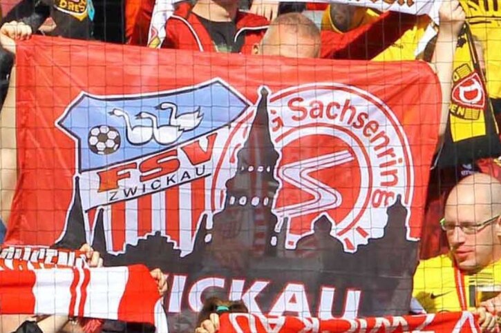 "Sachsenring ist ein Name, der mir am Herzen liegt" - Zwickauer und Dresdner Fans bei einem Spiel vor einigen Jahren im Stadion. Die Fahne der Zwickauer Anhänger zeigt, dass der alte Vereinsname Sachsenring Zwickau nicht in Vergessenheit geraten ist. 