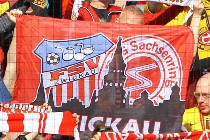 Fans bei einem Spiel vor einigen Jahren in Zwickau. Die Fahne der Zwickauer Anhänger zeigt, dass sich der alte Vereinsname Sachsenring Zwickau nochimmer großer Beliebtheit erfreut. 