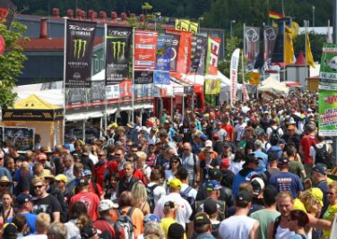Sachsenring-Saison bringt 19 Millionen Euro - Der Sachsenring Moto GP verwandelt die gesamte Fläche des angrenzenden Gewerbegebietes in eine Einkaufsmeile. Tausende Gäste sind hier schon am Morgen unterwegs.