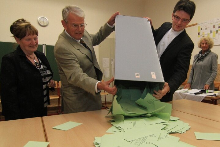 
              <p class="artikelinhalt">Helmut Tobies (links) und Ronny Vogel leeren der Wahlurne im Wahllokal in der Pestalozzischule.  </p>
            