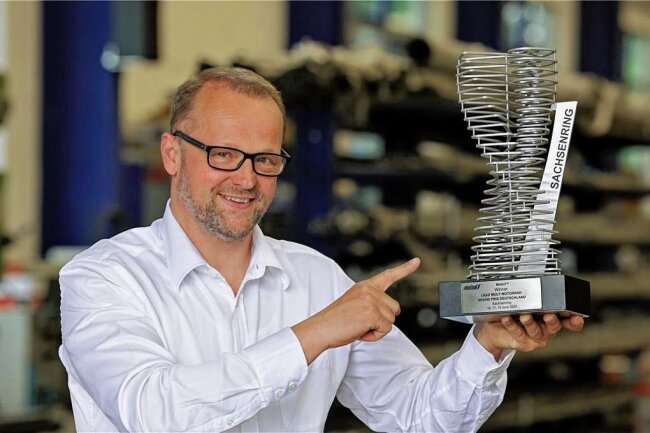 Sachsenring-Trophäen in neuem Design - Die Pokale für die Motorradweltmeisterschaft auf dem Sachsenring sind in diesem Jahr ein besonderer Hingucker. Dirk Maltitz von der gleichnamigen Metallbaufirma in Gersdorf mit einer der diesjährigen Trophäen.