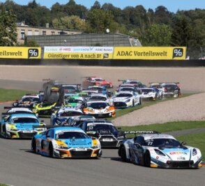 Sachsenring wartet auf die Liga der Supersportwagen - Im Starterfeld der ADAC-GT-Masters liefern sich Autos mit mehr als 500 PS unter der Haube ein hartes Rennen. 