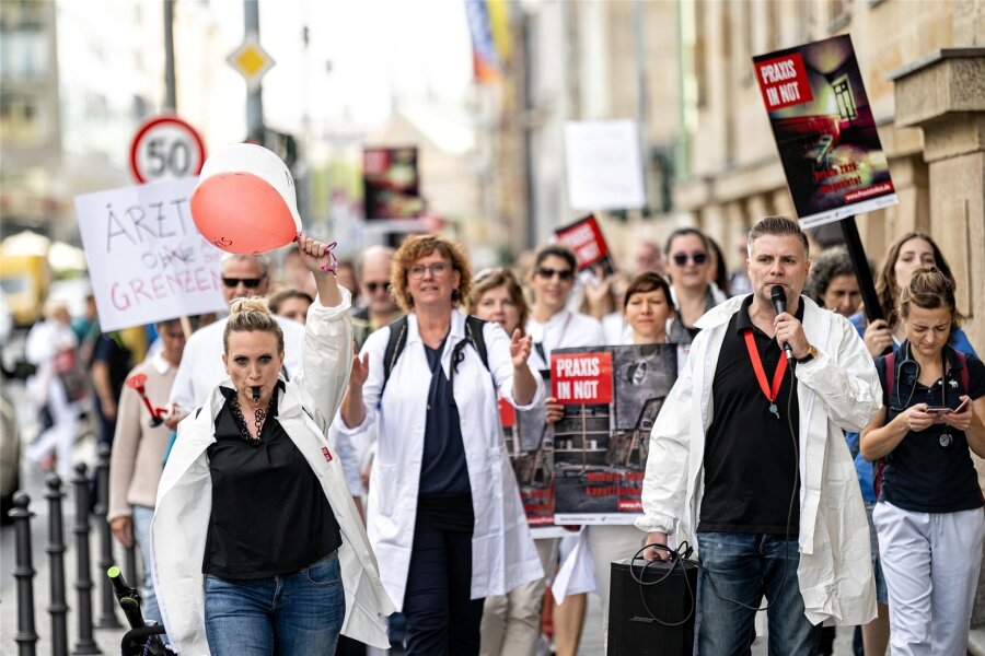 Sachsens Ärztepräsident: "Viele Ärzte sind demotiviert und machen Dienst nach Vorschrift" - "Praxis in Not": Vergangene Woche protestierten Ärzte wie hier in Berlin gegen die Gesundheitspolitik. 