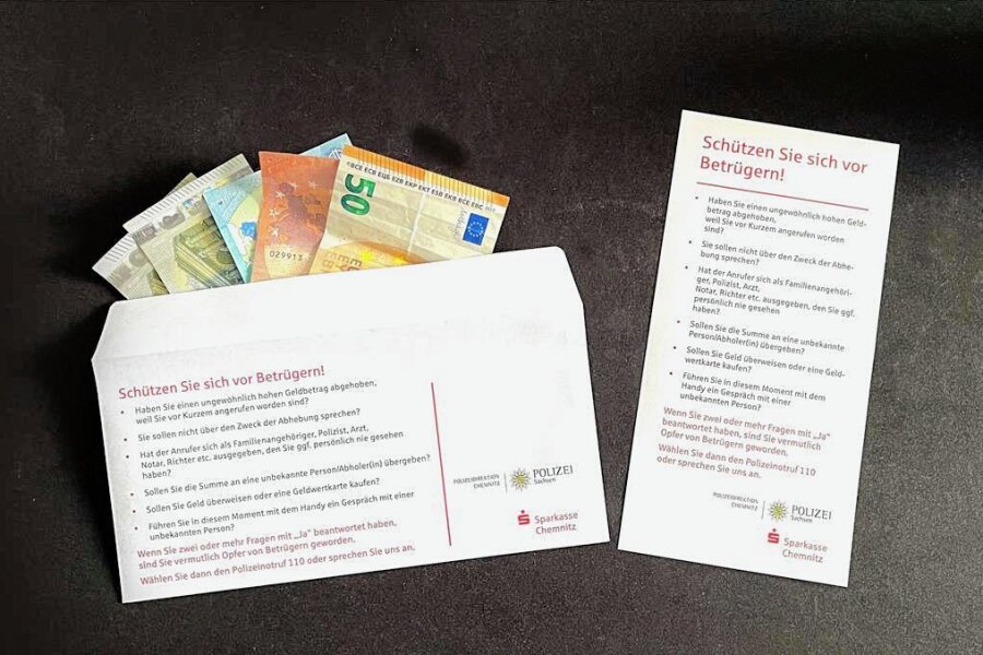 Sachsens Banken planen besseren Schutz vor Folgen von Schockanrufen - Warnumschlag und Infozettel gegen Betrug. Diese hier werden von der Sparkasse Chemnitz verteilt.