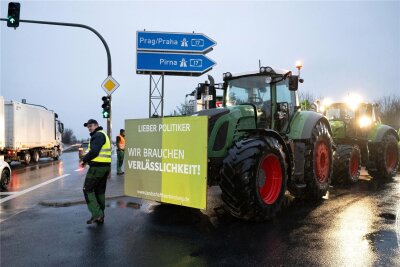 Sachsens Bauern planen neue Protestaktion an Autobahnen - Mit zahlreichen Autobahnblockaden hatten Landwirte zu Jahresbeginn gegen die Streichung von Steuererleichterungen für Agrardiesel protestiert. Für Donnerstagabend ist eine weitere Protestaktion geplant.