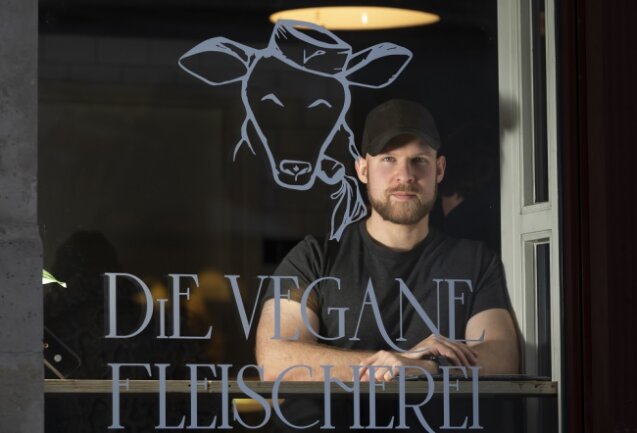 Muskulös wie ein Fleischermeister, aber Veganer: Der Zwickauer Nils Steiger hat in Dresden "Die vegane Fleischerei" mitgegründet.