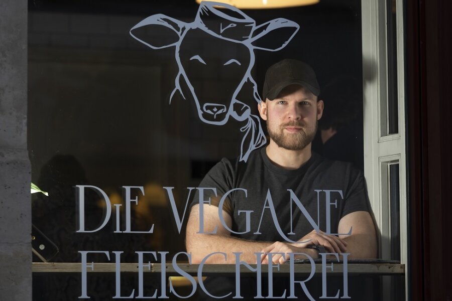 Muskulös wie ein Fleischermeister, aber Veganer: Der Zwickauer Nils Steiger hat in Dresden "Die vegane Fleischerei" mitgegründet.