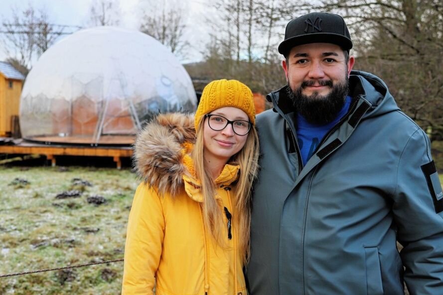 Sachsens erstes Bubble-Hotel steht im Erzgebirge - Sascha Flechsig und seine Lebensgefährtin Jessica Meier haben einen Preis für ihre Idee mit dem Bubble-Hotel bekommen. 