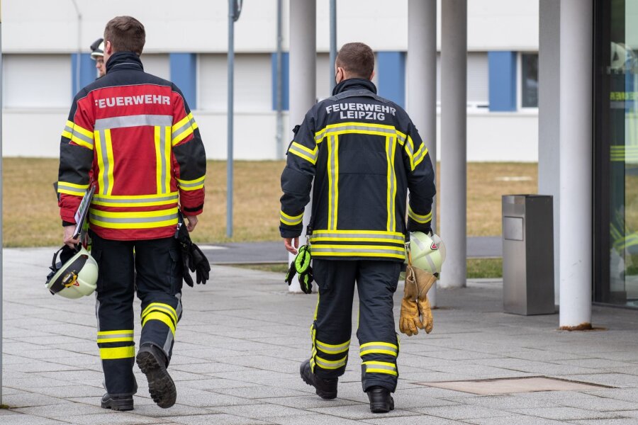 Sachsens Feuerwehrschule braucht mehr Platz - Zwei Feuerwehrmänner laufen auf dem Areal der Landesfeuerwehr- und Katastrophenschutzschule in Nardt entlang.