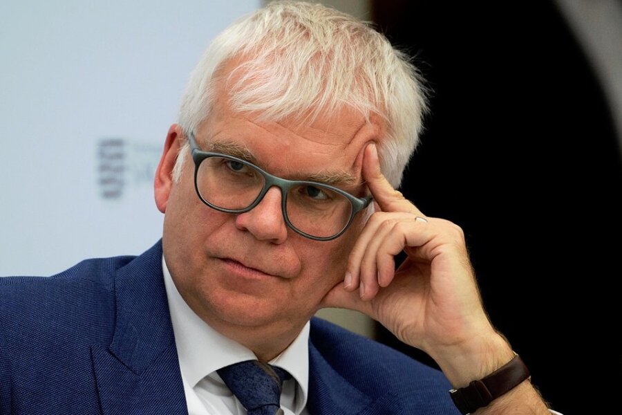 Sachsens Finanzminister lehnt mehr Polizistenstellen ab: Höhere Ausgaben "absurd" - Finanzminister Hartmut Vorjohann (CDU): "Wir können nicht auf Dauer über unsere Verhältnisse leben." 