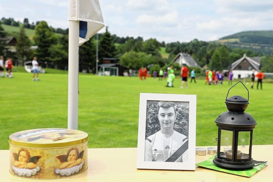 Sachsens Fußball-Schiedsrichter gedenken tödlich verunglücktem Freund - Neben dem Sport stand das Gedenken an Dean Günther im Fokus. 