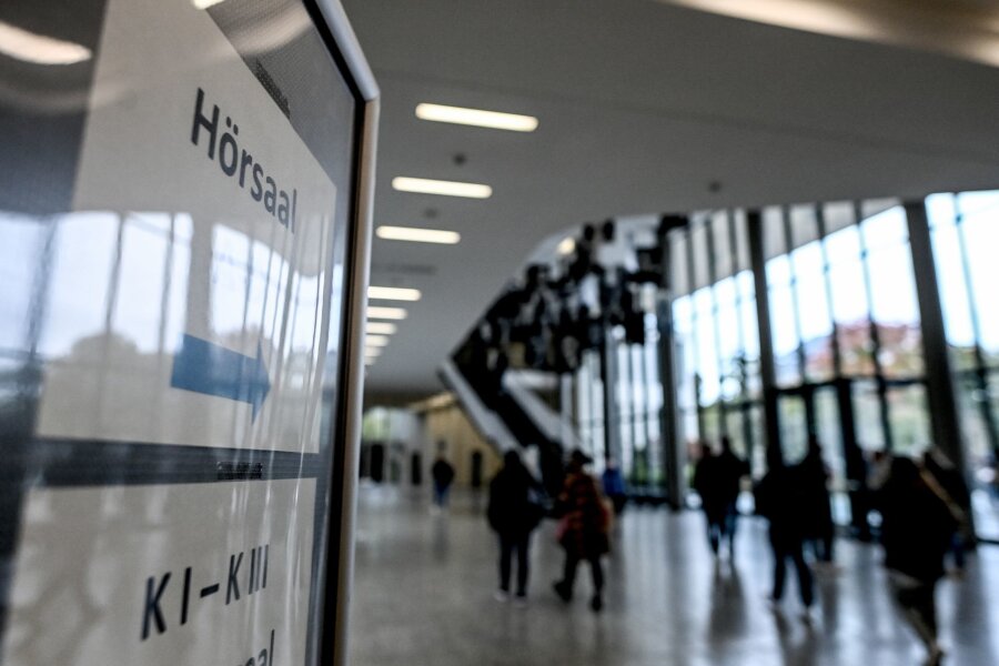 Sachsens Hochschulen bekommen sieben Milliarden Euro - Studierende gehen Richtung Hörsaal.