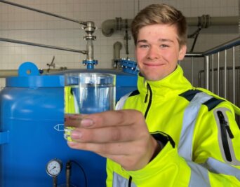 Sachsens Jahrgangsbester stößt mit Wasser aufs Wasser an - Tom Herpich ist bester Azubi des IHK-Jahrgangs 2021 in Sachsen im Bereich staatlich anerkannter umwelttechnischer Berufe.