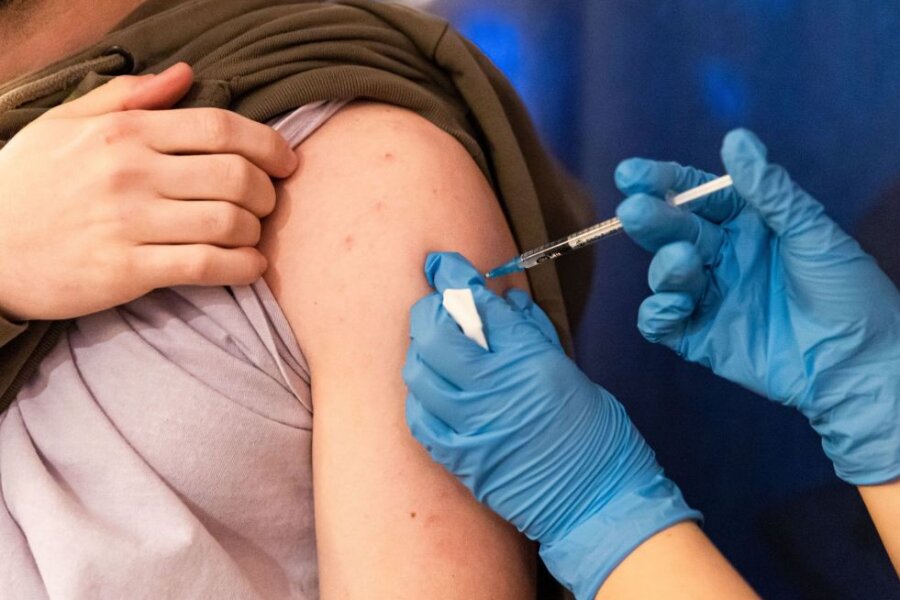 Dr. Klaus Heckemann, der Vorsitzende der Kassenärztlichen Vereinigung in Sachsen, lehnt eine allgemeine Impfpflicht gegen das Coronavirus strikt ab.
