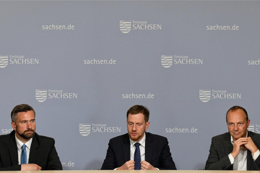 Sachsens Koalition: Wie die CDU Gesetze von Grünen und SPD blockiert - Schon zur Halbzeit der Kenia-Koalition war die Stimmung zwischen Ministerpräsident Michael Kretschmer (M.) und seinen Vizes Martin Dulig (l.) und Wolfram Günther (r.) angespannt.