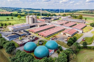 Sachsens Landwirte sehen mehr Potenzial bei Biogasanlagen - Blick auf die Stallanlagen der Genossenschaft in Clausnitz. Im Vordergrund die Biogasanlage. Auf etlichen Dächern sind zudem Fotovoltaikmodule installiert. 