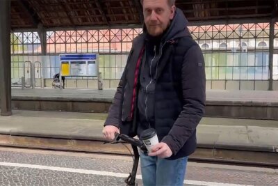 Sachsens Ministerpräsident Kretschmer fährt Scooter: Das Netz tobt - zu Unrecht - So setzte sich Ministerpräsident Michael Kretschmer am Sonntag auf einem Roller auf einem Görlitzer Bahnsteig in Szene.