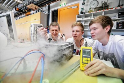Sachsens Nachwuchsphysiker suchen in Chemnitz ihre Besten - Physiker-Nachwuchsförderung: Sascha Gruner, Leiter Grundpraktikum Physik an der TU, mit Schülern. 