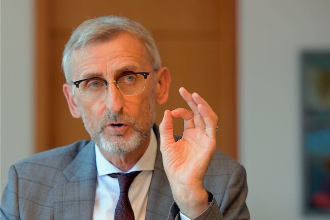 "Ich habe dreimal einen sehr umkämpften Bundestagswahlkreis gewonnen." So beschreibt Sachsens neuer Innenminister Armin Schuster (CDU) sich selbst. 