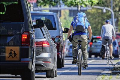 Sachsens Radfahrer fühlen sich unsicher: Chemnitz, Plauen und Zwickau sind Schlusslichter im ADFC-Test - Die Befragten des Fahrradklima-Tests bemängelten vor allem ungenügend breite Wege zum Radeln. 