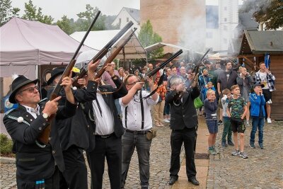 Sachsens Schützen feiern in Zschopau - Mitglieder des Schützenverein Zschopau beim Salutschießen.