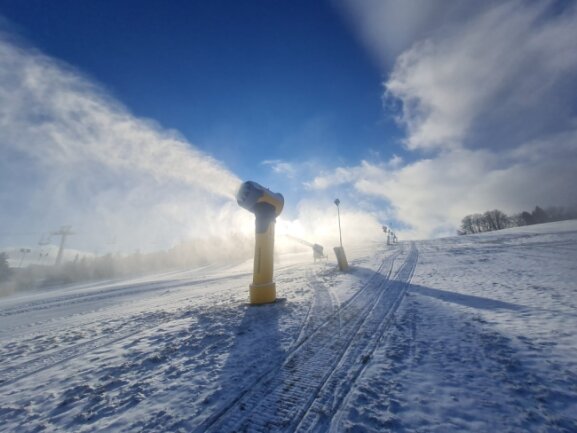 Der Skihang in Eibenstock ist präpariert. Ob ihn Abfahrer diesen Winter erobern dürfen, steht jedoch in den Sternen. 