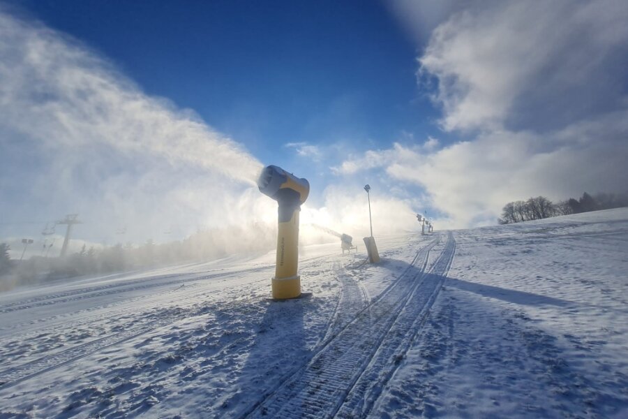 Der Skihang in Eibenstock ist präpariert. Ob ihn Abfahrer diesen Winter erobern dürfen, steht jedoch in den Sternen. 
